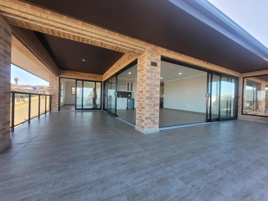 4 Bedroom Property for Sale in Wavecrest Eastern Cape